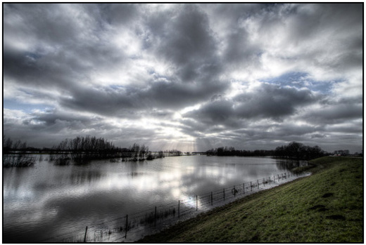 2011-01-22 - Zon breekt door de wolken boven de ondergelopen uiterwaarde<br/>Varik - Nederland<br/>Canon EOS 7D - 10 mm - f/8.0, 1/1250 sec, ISO 200