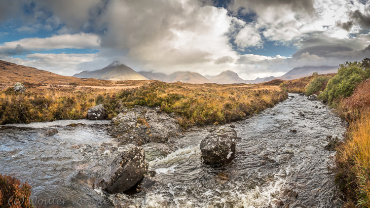 2016-10-18 - Een panorama opname van de rivier en bergen<br/>Omgeving Sligachan - Isle of Skye - Schotland<br/>Canon EOS 5D Mark III - 24 mm - f/8.0, 0.01 sec, ISO 400