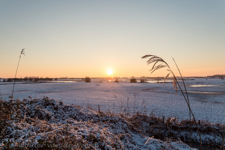 2014-12-28 - Zonsondergang<br/>Amerongse Bovenpolder - Amerongen - Nederland<br/>Canon EOS 5D Mark III - 24 mm - f/8.0, 1/200 sec, ISO 400