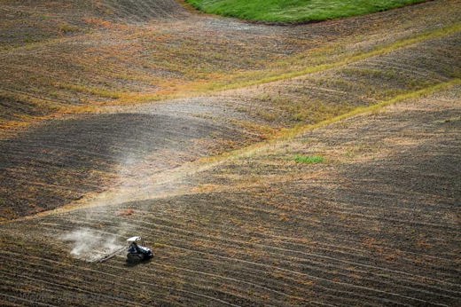 2013-04-30 - Tractor op de kale, golvende heuvels<br/>Toscane - Omgeving Pienza - Siena - Italië<br/>Canon EOS 7D - 160 mm - f/8.0, 1/500 sec, ISO 200