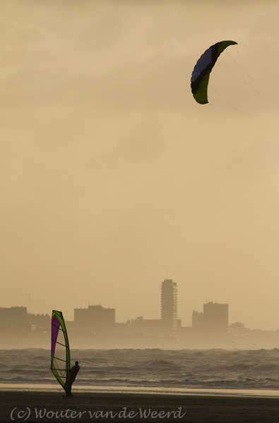 2011-12-30 - Wind- en kite surfer<br/>Zuidpier en strand - IJmuiden - Nederland<br/>Canon EOS 7D - 365 mm - f/5.6, 1/6400 sec, ISO 400