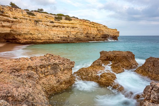 2019-04-22 - Goudgele rotskust<br/>Praia de Albandeira - Porches - Portugal<br/>Canon EOS 7D Mark II - 16 mm - f/11.0, 1.6 sec, ISO 100