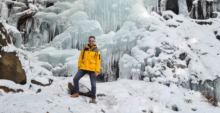2026-02-10 - Wouter bij de bevroren waterval<br/>Haha-no-Shirataki Waterfall - Fujikawaguchiko - Japan<br/>SM-G981B - 5.4 mm - f/1.8, 1/280 sec, ISO 50
