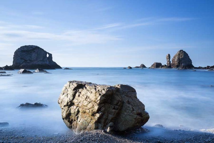 2015-04-29 - Rots in de branding<br/>Playa del Silencio - Cudillero - Spanje<br/>Canon EOS 5D Mark III - 28 mm - f/16.0, 70 sec, ISO 100