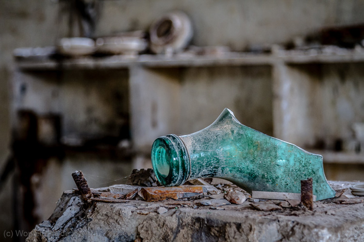 2013-04-27 - Stilleven met kapotte fles<br/>Toscane - Bagno Vignoni - Italië<br/>Canon EOS 7D - 73 mm - f/4.0, 1/80 sec, ISO 800