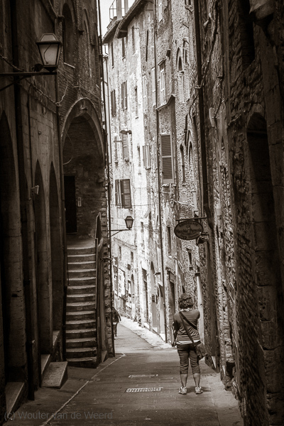2013-05-02 - Carin tussen de hoge, oude huizen<br/>Umbrië - Perugia - Italië<br/>Canon EOS 7D - 47 mm - f/8.0, 1/160 sec, ISO 400