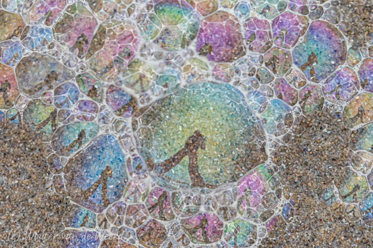 2020-01-04 - Selfie in een schuimbelletje<br/>Strand - Katwijk aan zee - Nederland<br/>Canon EOS 7D Mark II - 400 mm - f/5.6, 0.01 sec, ISO 800