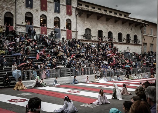 2013-05-02 - De tribune, met ervoor de parade-plaats<br/>Umbrië - Assisi - Italië<br/>Canon EOS 7D - 24 mm - f/4.0, 1/500 sec, ISO 400