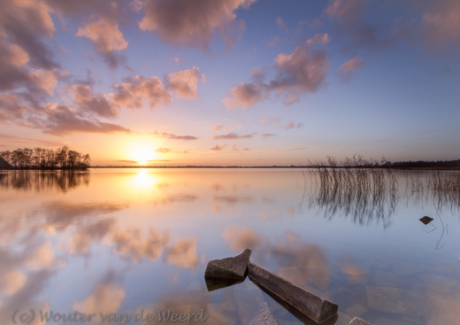2013-11-30 - Prachtige wolkenlucht spiegelend in het water<br/>Wijde Blik - Kortenhoef - Nederland<br/>zonsondergang;landschap - 10 mm - f/16.0, 1 sec, ISO 100