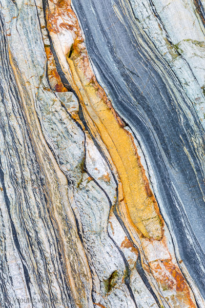 2015-04-27 - Lijnen- en kleurenspel in de rotsen<br/>Playa del Silencio - Cudillero - Spanje<br/>Canon EOS 5D Mark III - 70 mm - f/16.0, 0.25 sec, ISO 100