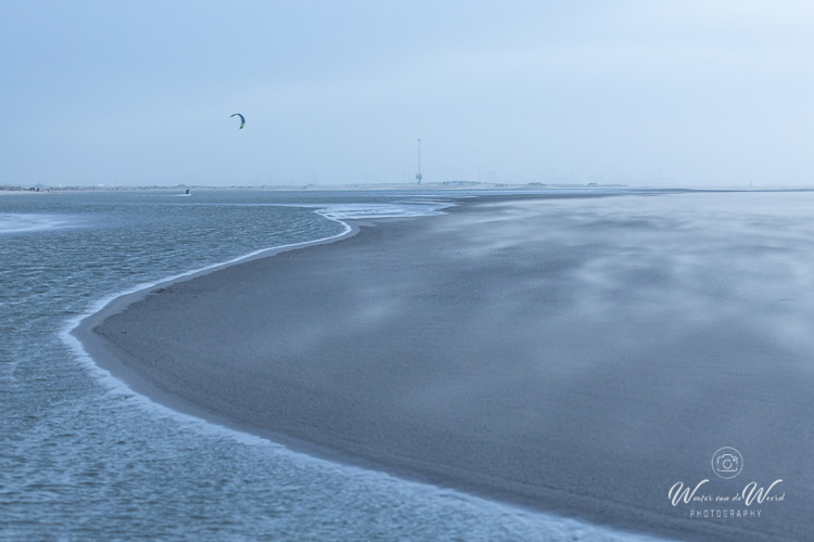 2021-03-11 - Het blauwe halfuurtje en storm op het strand<br/>Strand - Kijkduin - Nederland<br/>Canon EOS 5D Mark III - 110 mm - f/6.3, 0.05 sec, ISO 800