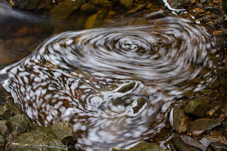 2012-03-04 - Twee stenen en een draaikolk<br/>Getz-beek - Eupen - Ternell - België<br/>Canon EOS 7D - 24 mm - f/13.0, 2 sec, ISO 100