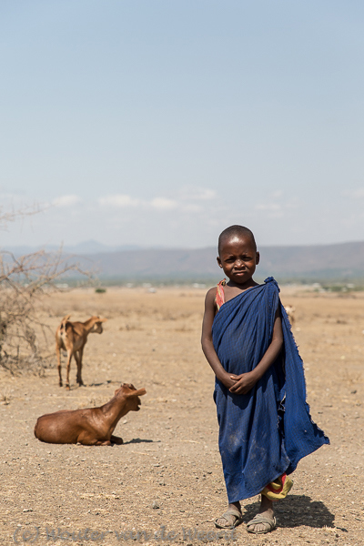 2015-10-19 - Jonge Masai met zijn geiten<br/>Omgeving Lake Manyara NP - Tanzania<br/>Canon EOS 5D Mark III - 70 mm - f/4.0, 1/1000 sec, ISO 200