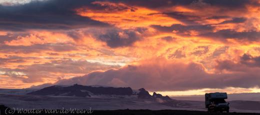 2012-07-26 - Onze camper bij zonsondergang<br/>Lavastrand - Jökulsárlón - IJsland<br/>Canon EOS 7D - 100 mm - f/8.0, 0.05 sec, ISO 100