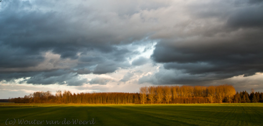 2011-12-12 - Donkere wolken en zonsondergang<br/>Polder - Zeewolde - Nederland<br/>Canon EOS 7D - 24 mm - f/8.0, 0.02 sec, ISO 400