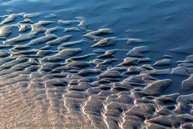2018-01-07 - Zand-structuren, van goud naar blauw<br/>Strand - St. Maartenszee - Nederland<br/>Canon EOS 7D Mark II - 100 mm - f/8.0, 1/640 sec, ISO 400
