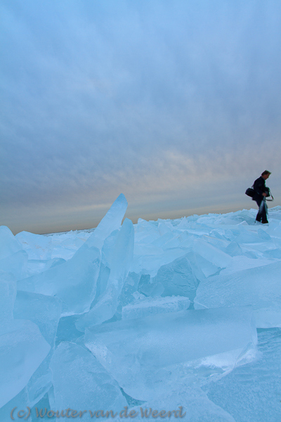 2013-01-28 - Kruiend ijs - fotograaf op het ijs<br/>Stavoren - Nederland<br/>Canon EOS 7D - 11 mm - f/11.0, 0.3 sec, ISO 100