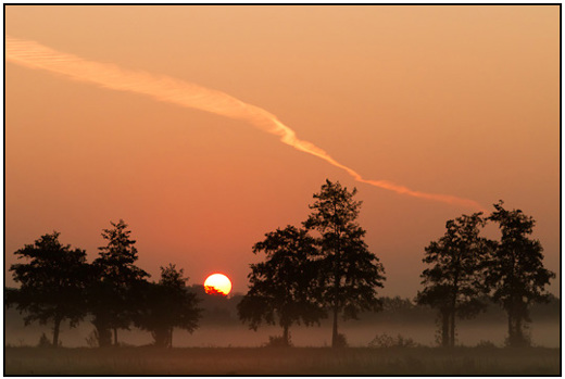 2011-10-01 - Mistige zonsopkomst<br/>De Bilt - Nederland<br/>Canon EOS 7D - 105 mm - f/8.0, 1/320 sec, ISO 400