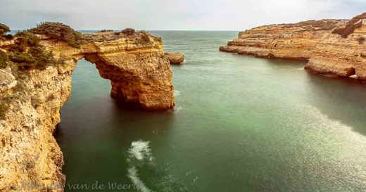 2019-04-22 - Natuurlijke boog in de rotskust<br/>Praia de Albandeira - Porches - Portugal<br/>Canon EOS 7D Mark II - 16 mm - f/16.0, 13 sec, ISO 100