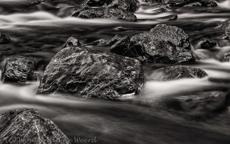 2012-03-04 - Rotsblokken in de snelstromende beek<br/>Getz-beek - Eupen - Ternell - België<br/>Canon EOS 7D - 73 mm - f/20.0, 20 sec, ISO 100