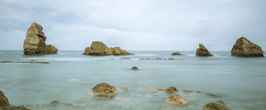2015-04-26 - Urros de Liencres - rotsen in zee<br/>Playa de Arnia - Liencres - Spanje<br/>Canon EOS 5D Mark III - 23 mm - f/16.0, 44 sec, ISO 100