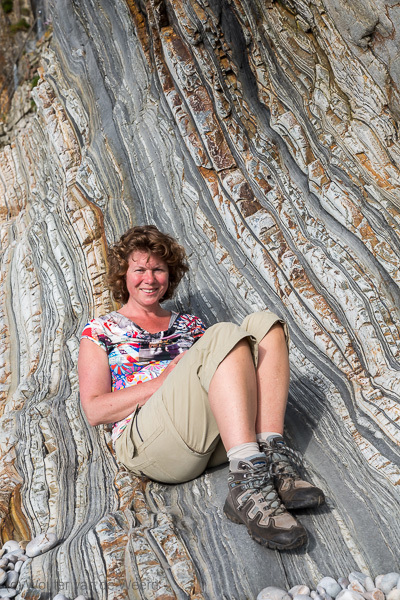 2015-04-29 - Carin geniet van het zonnetje<br/>Playa del Silencio - Cudillero - Spanje<br/>Canon EOS 5D Mark III - 45 mm - f/5.6, 1/320 sec, ISO 200