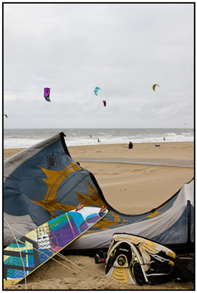 2011-05-22 - De kitesurf spullen liggen klaar<br/>Texel - De Koog - Nederland<br/>Canon EOS 7D - 24 mm - f/5.0, 1/800 sec, ISO 200