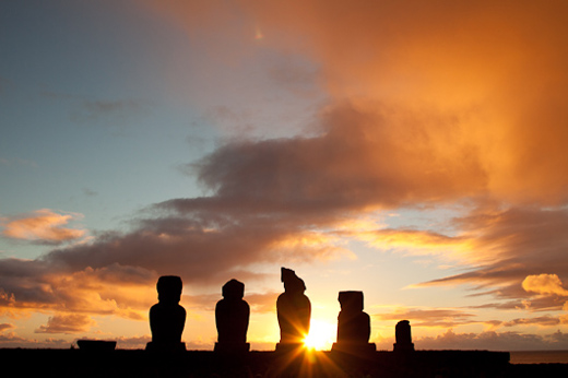 2010-07-23 - Moai beelden op Paaseiland bij zonsondergang<br/><br/>Canon EOS 50D - 24 mm - f/8.0, 0.01 sec, ISO 200
