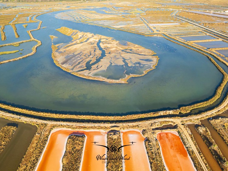 2023-05-07 - Eiland met flamingos tussen de zoutpannen (drone)<br/><br/>FC3582 - 6.7 mm - f/1.7, 1/1250 sec, ISO 120