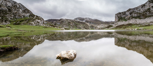 2015-05-01 - Rots in het Lago de Enol<br/>Picos de Europa - Cagnas de Onis - Spanje<br/>Canon EOS 5D Mark III - 24 mm - f/11.0, 1/30 sec, ISO 400