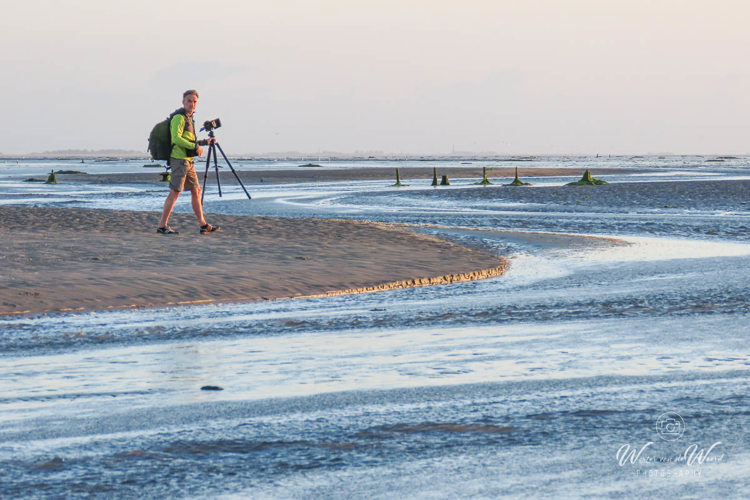 2026-08-05 - Wouter met statief en camera op de Engelsmanplaat (foto: Carin)<br/><br/>Canon PowerShot SX70 HS - 36.8 mm - f/5.6, 1/320 sec, ISO 100