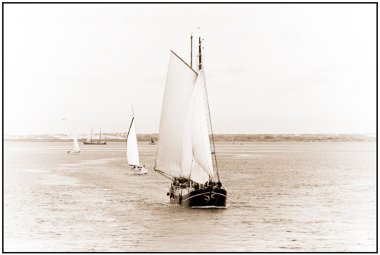 2010-05-09 - Zeilboten op de waddenzee in sepia-tinten<br/>Terschelling - Nederland<br/>Canon EOS 50D - 130 mm - f/8.0, 1/400 sec, ISO 200