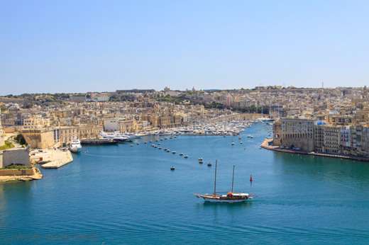 2009-04-03 - Uitzicht op de stad en het water<br/>Valletta - Malta<br/>Canon EOS 50D - 40 mm - f/8.0, 1/200 sec, ISO 200