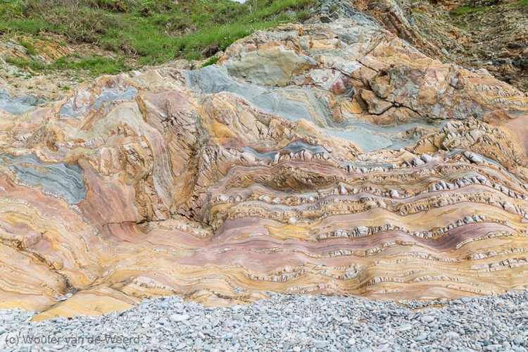 2015-04-29 - Waanzinnig gekleurde rots<br/>Playa del Silencio - Cudillero - Spanje<br/>Canon EOS 5D Mark III - 24 mm - f/16.0, 1/15 sec, ISO 100