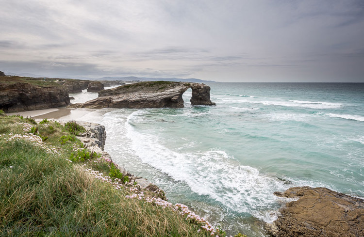 2015-04-28 - Rots met natuurlijke poort en normale sluitertijd<br/>Playa de las Catedrales - Ribadeo - Spanje<br/>Canon EOS 5D Mark III - 16 mm - f/11.0, 0.02 sec, ISO 100