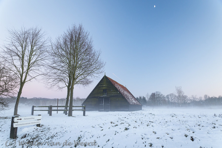 2014-12-28 - Oude tabaksschuur net na zonsondergang<br/>Informatiecentrum Tabaksschuur - Amerongen - Nederland<br/>Canon EOS 5D Mark III - 24 mm - f/5.6, 0.05 sec, ISO 800