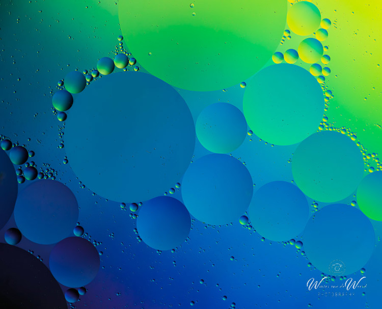 2022-12-28 - Oliedruppels op water, in blauw en groen<br/>Keuken - Zeist - Nederland<br/>Canon EOS R5 - 100 mm - f/2.8, 0.04 sec, ISO 400