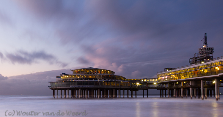 2012-01-23 - De commerciele pier net na zonsondergang<br/>Pier - Scheveningen - Nederland<br/>Canon EOS 7D - 24 mm - f/11.0, 30 sec, ISO 100