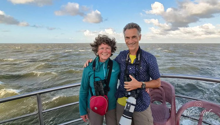 2026-08-05 - Carin en Wouter op de winderige boot<br/>Waddenzee bij Engelsmanplaat - Lauwersoog - Nederland<br/>Galaxy S26 - 2.2 mm - f/2.2, 1/1500 sec, ISO 100