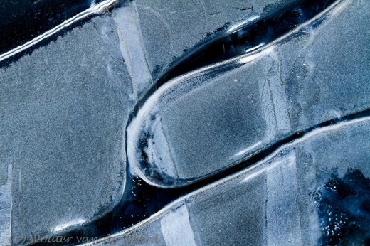 2013-01-13 - Nature as art - vormen in het ijs<br/>Amerongse Bovenpolder - Amerongen - Nederland<br/>Canon EOS 7D - 100 mm - f/8.0, 1/125 sec, ISO 400